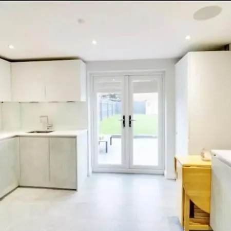 Recently Renovated,Modern House. Train Station Villa North Mymms Exterior photo