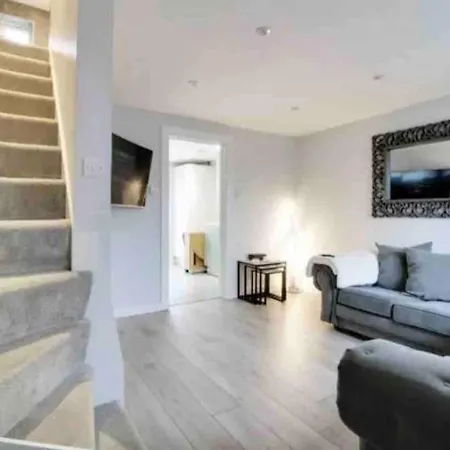 Recently Renovated,Modern House. Train Station Villa North Mymms Exterior photo