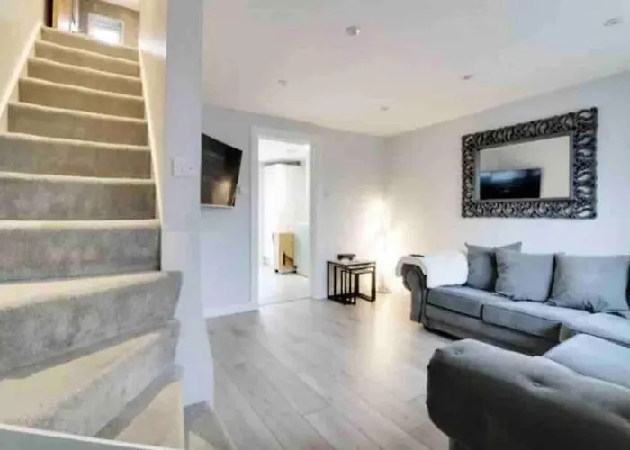 Recently Renovated,Modern House. Train Station
