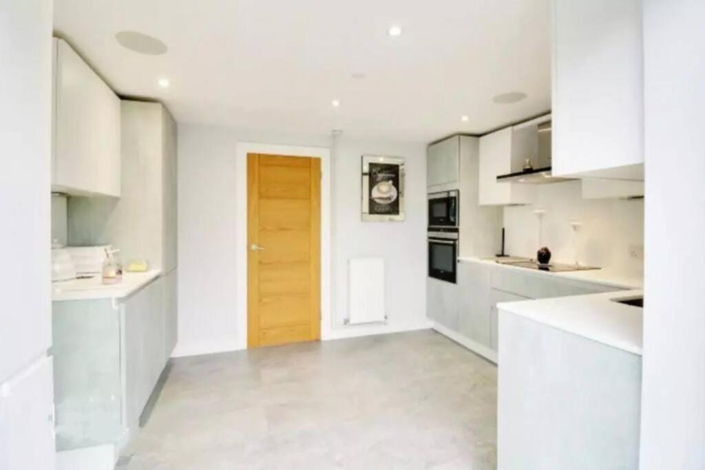 Holiday home Recently Renovated,modern House. Train Station