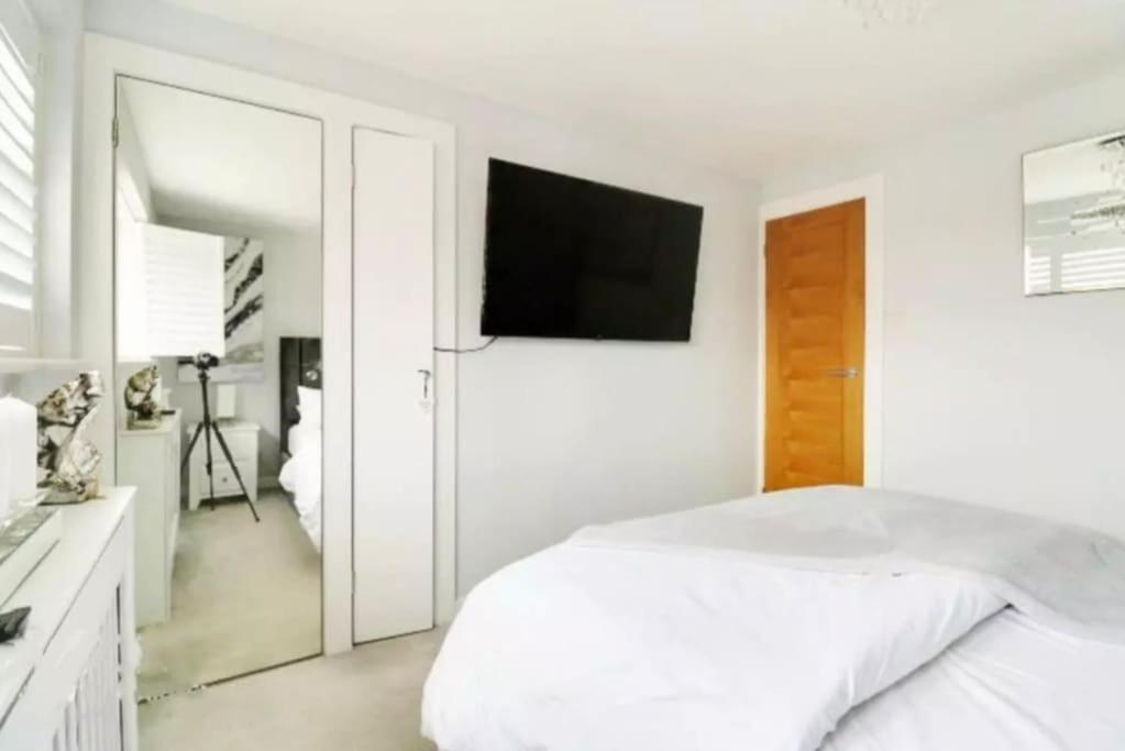 Recently Renovated,modern House. Train Station North Mymms
