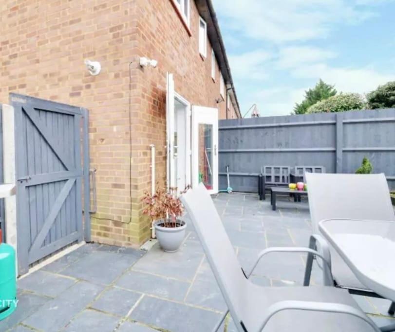 Holiday home Recently Renovated,modern House. Train Station *