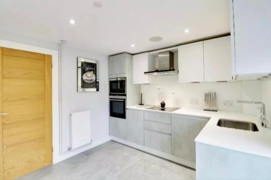 Recently Renovated,modern House. Train Station Holiday home *