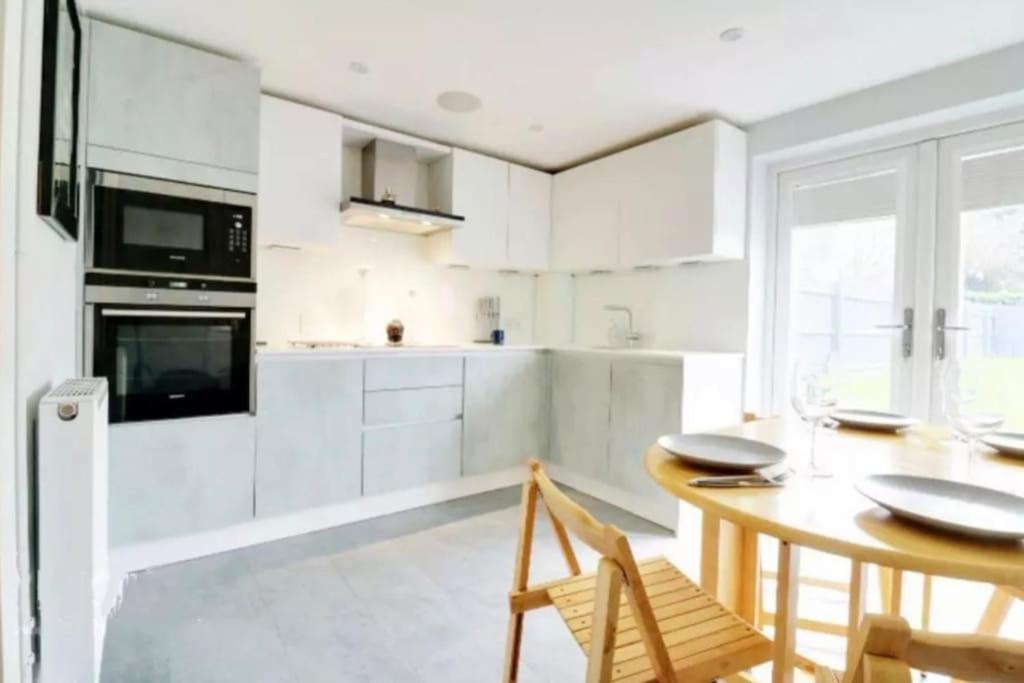 Recently Renovated,modern House. Train Station * North Mymms
