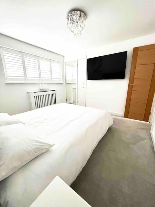 Holiday home Recently Renovated,modern House. Train Station