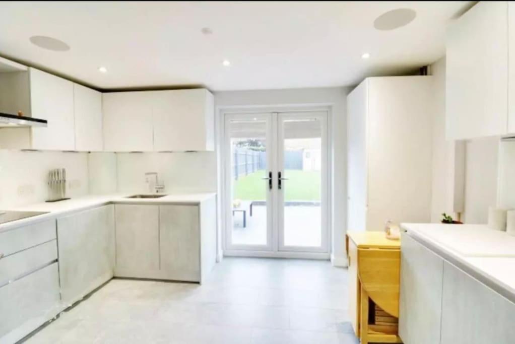 Recently Renovated,modern House. Train Station North Mymms