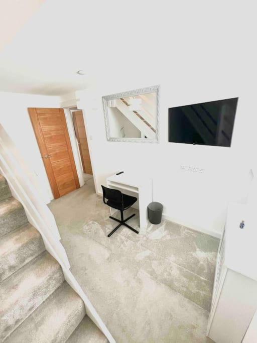 Holiday home Recently Renovated,modern House. Train Station *