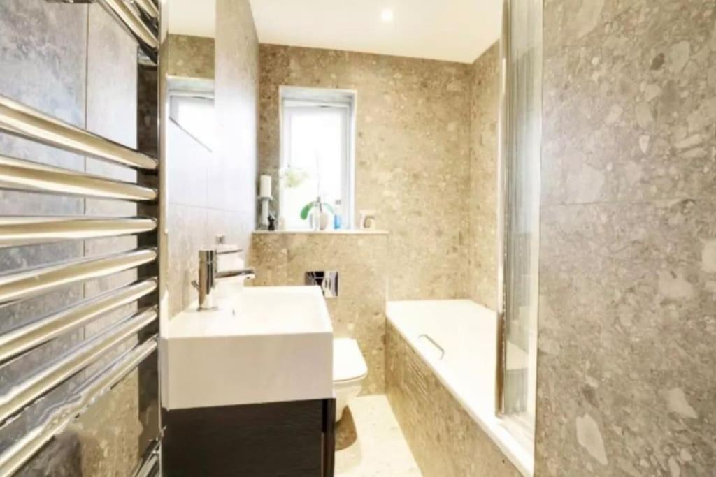 Recently Renovated,modern House. Train Station *